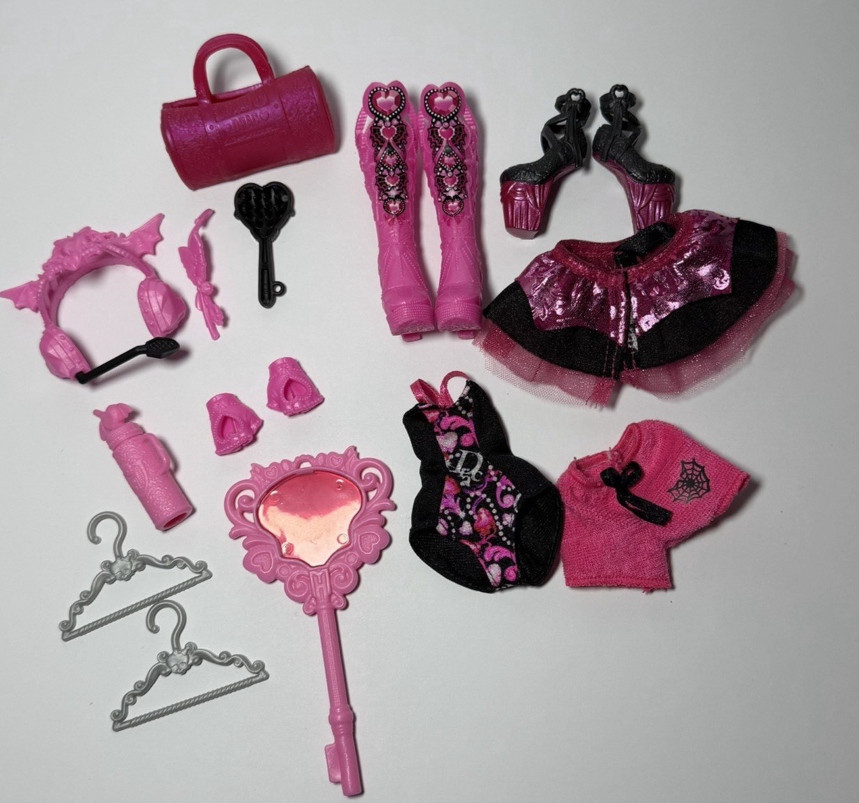 Monster High Skulltimate Secrets Dracula Accessories Boots Shoes Key Coat Hanger