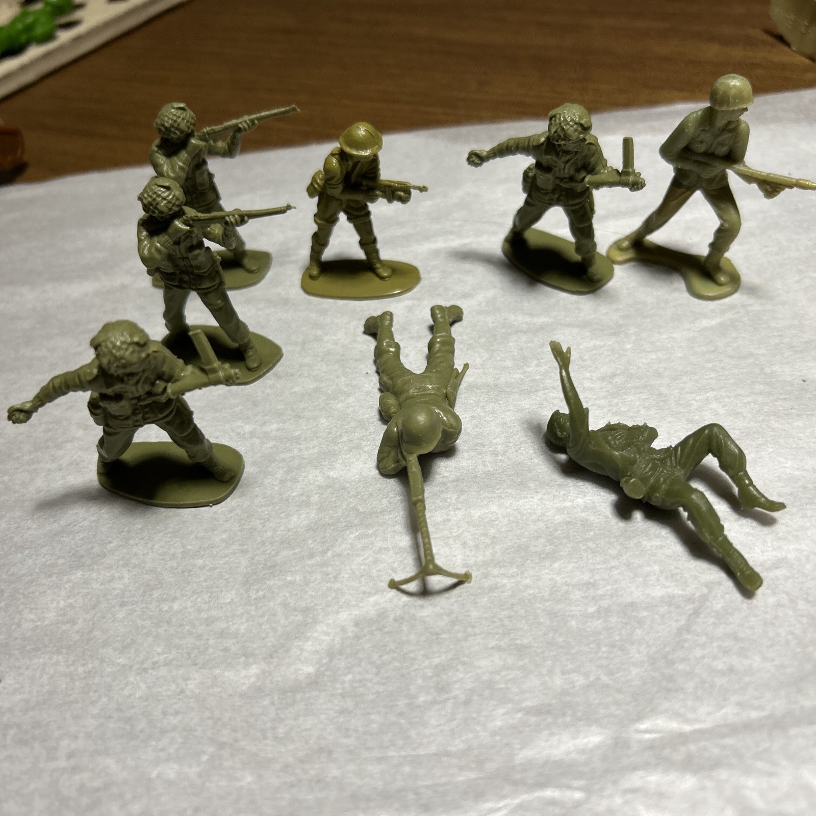  Lot of 8 Vintage Plastic Soldiers Green Army Men  2 lying down  6 standing 2"