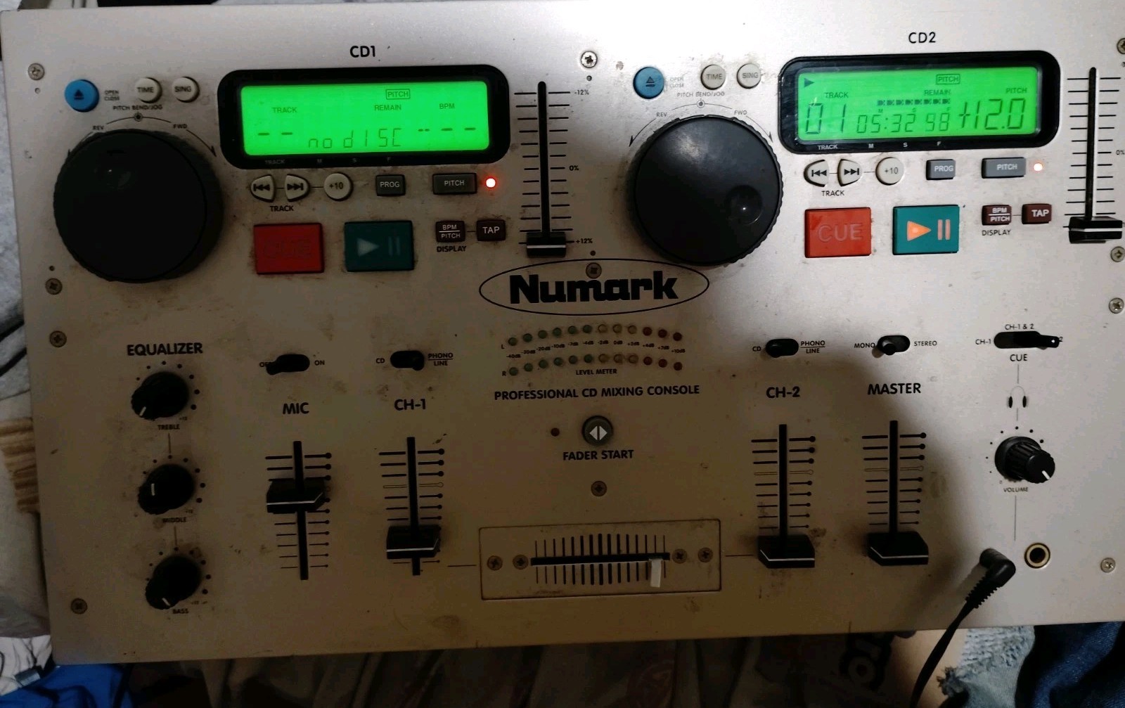 NUMARK CD MIX-1 Professional Dual CD Mixing Console Read Only One Side Works 