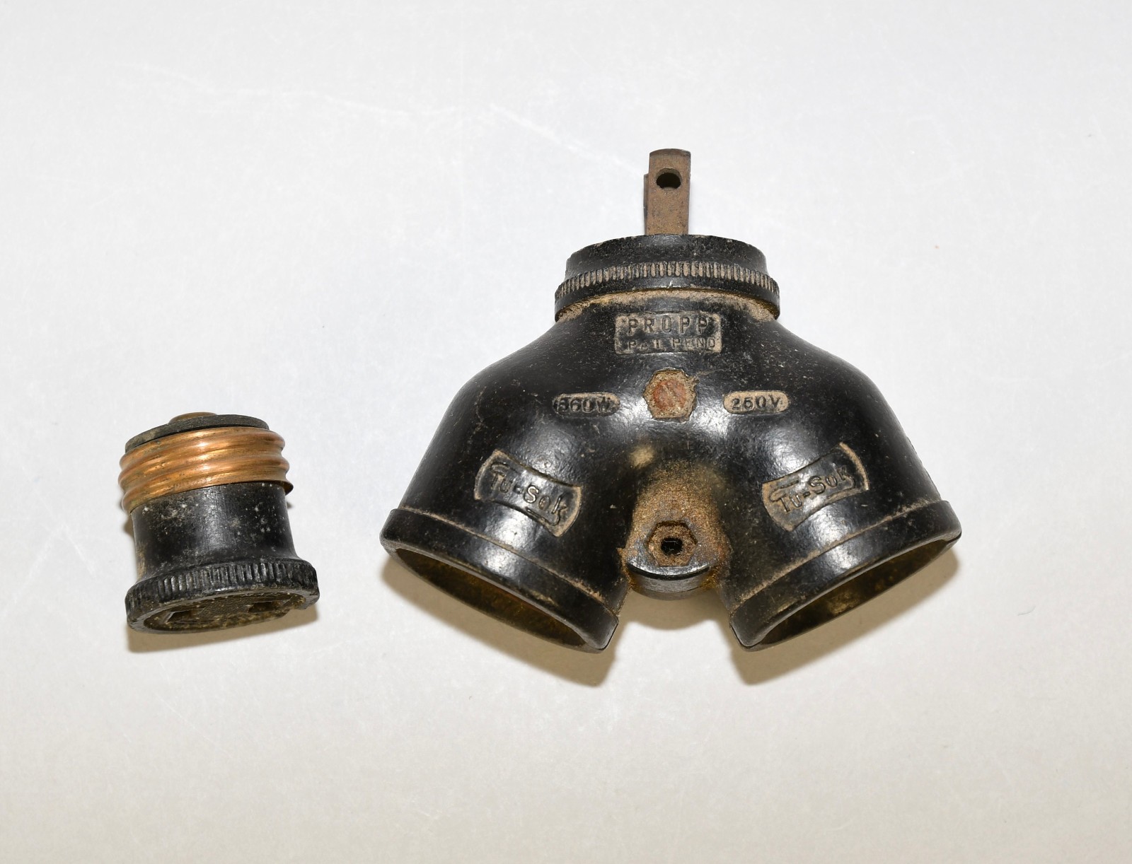 VINTAGE PROPP BAKELITE DUAL SOCKET/ ADAPTERS SPLITTERS WITH PLUG-IN BASE!
