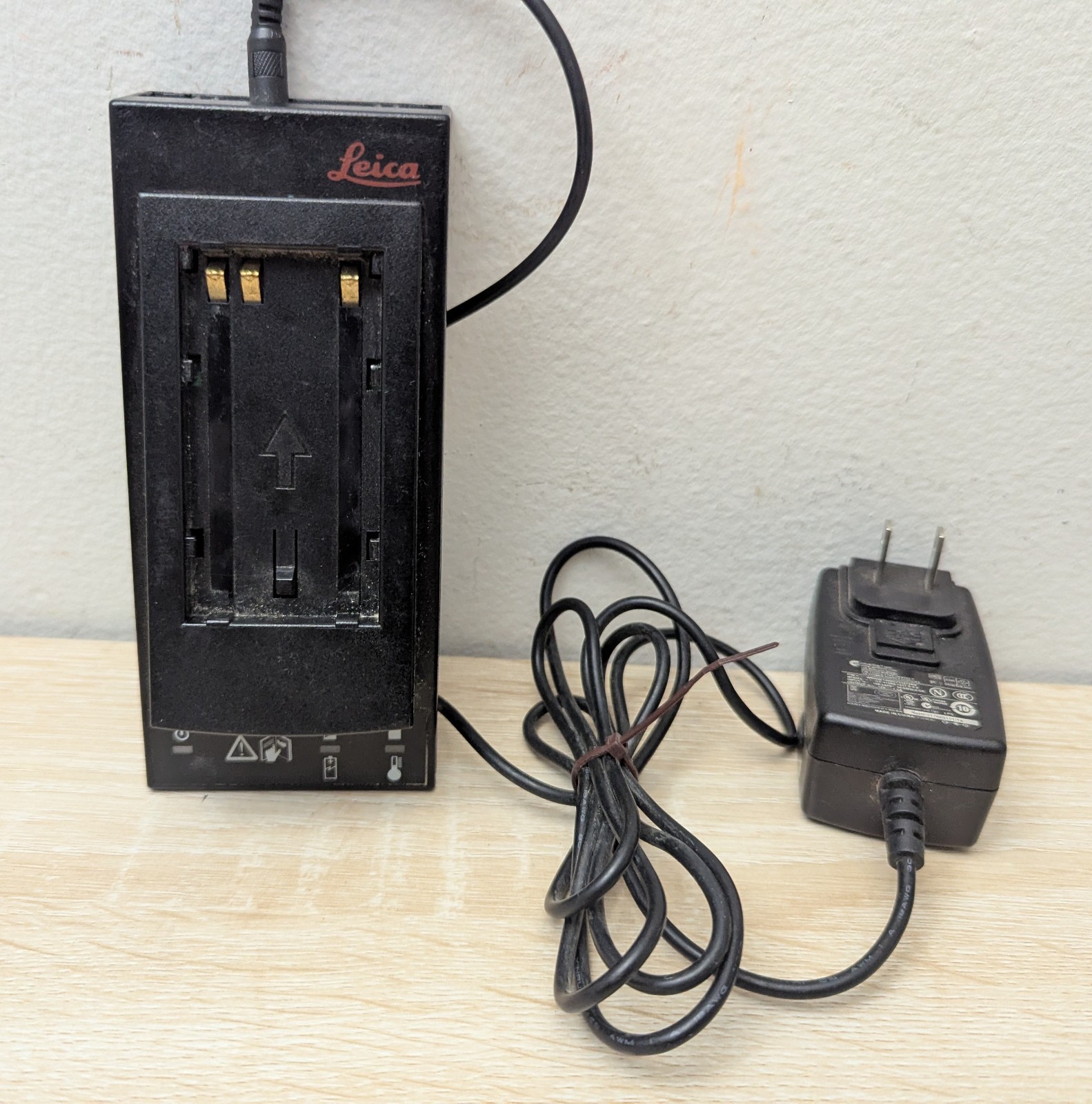 GKL211 Charger for Leica Li-Ion Batteries GEB221 and GEB211 734752