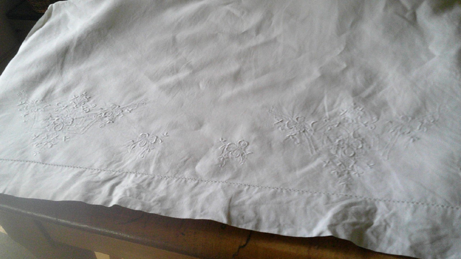 VINTAGE EMBROIDERED IRISH LINEN TOP SHEET - 71   X 95  INCHES - SHAMROCKS