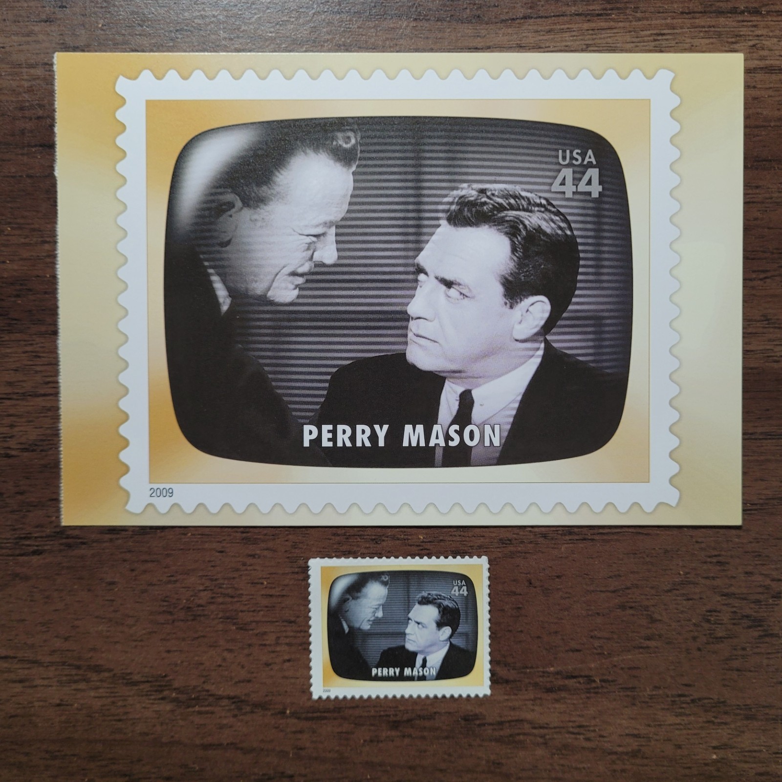 PERRY MASON - TV SERIES - RAYMOND BURR - USPS POSTAL CARD & MATCHING STAMP