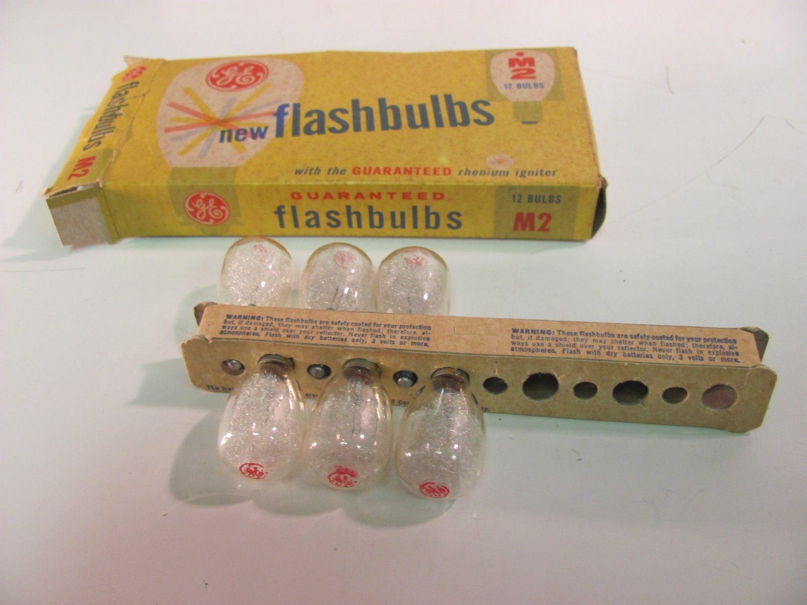 Vintage GE General Electric M2 Flashbulbs 6 Bulbs w/ original bulbs