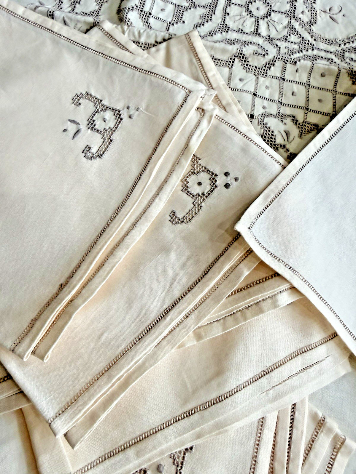 Vtg Talbecloth with 8 Napkins 66" Round 14" Napkins Embroidered /CrossStitch