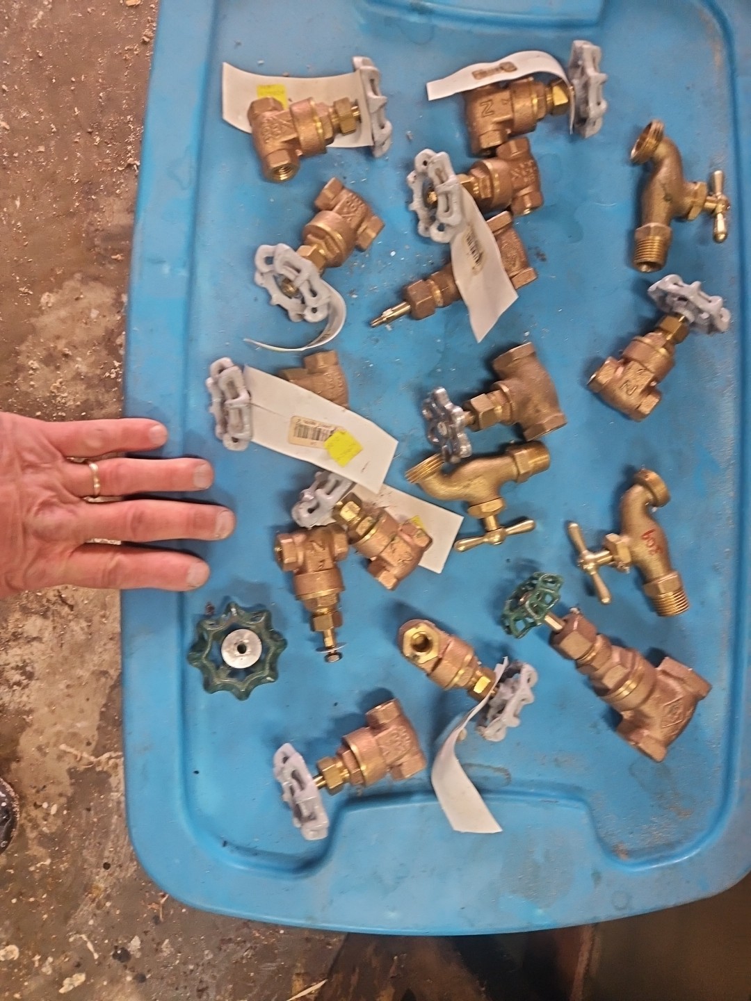 Lot  VINTAGE BRASS PETCOCK VALVES  SPIGOT STEAM PUNK. AS IS