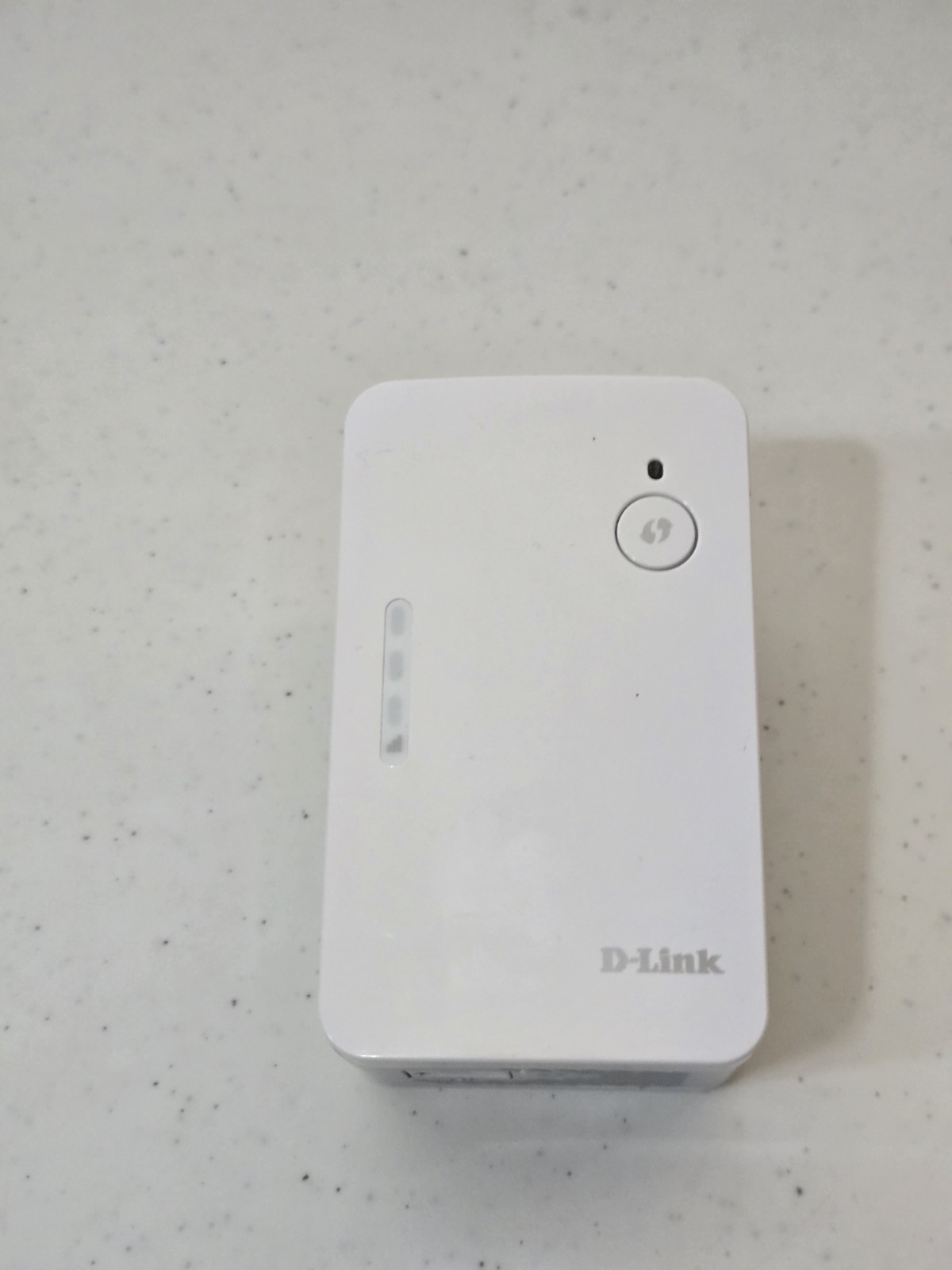 D-Link E15 Wi-Fi Range Extender White, Dual Band 2.4/5GHz, 1 LAN Port