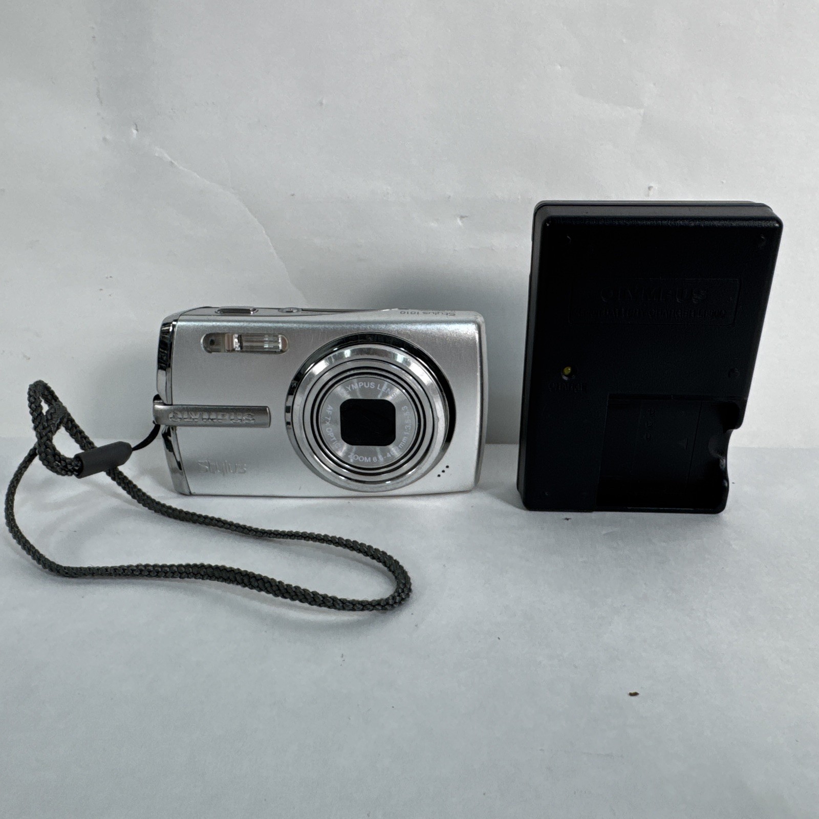Olympus Stylus 1010 black 10.1MP Digital Camera w/ Original Charger Tested B1