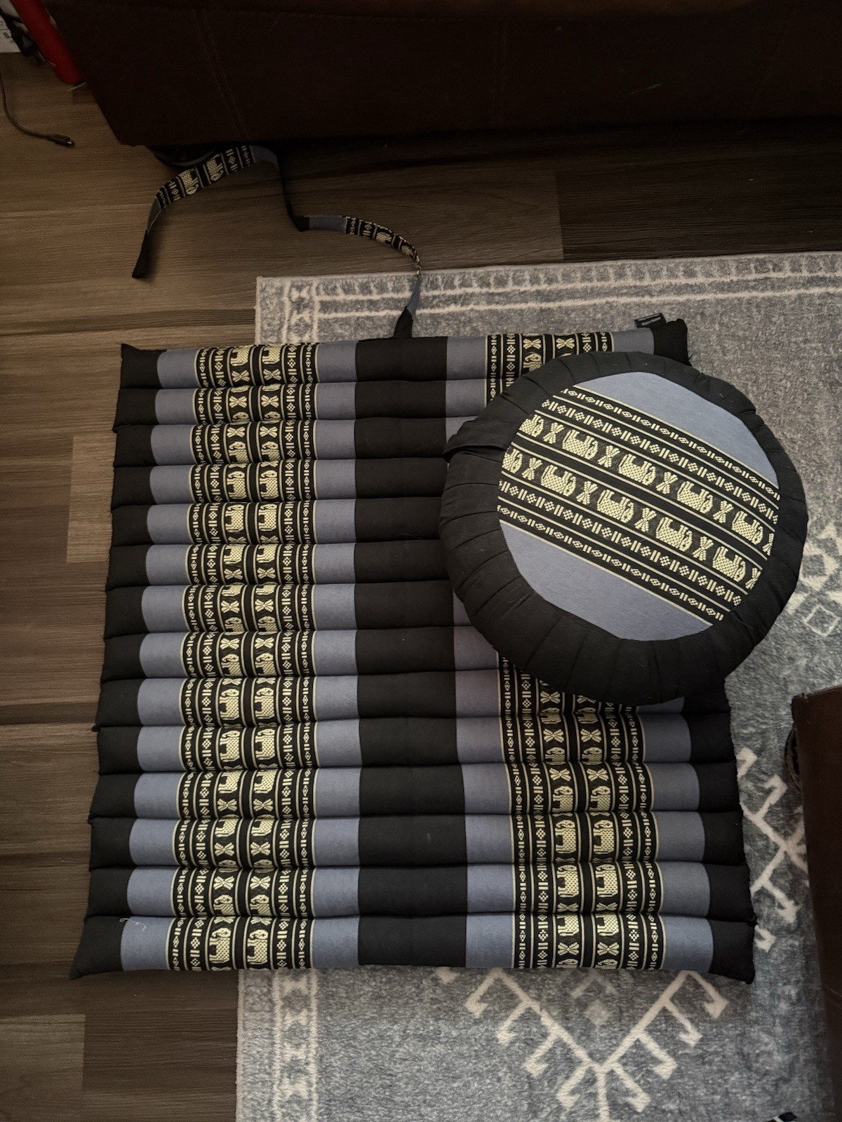 Leewadee Yoga Mat & Meditation Cushion Set Cotton Black Gray Gold