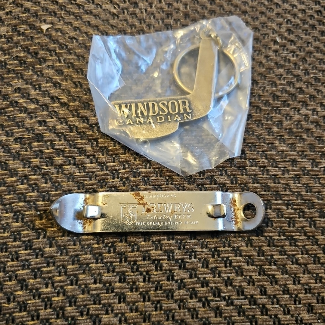 New WindsorCanadian Metal HockeyStickShaped Keychain~Vtg Drewrys BottleCanOpener