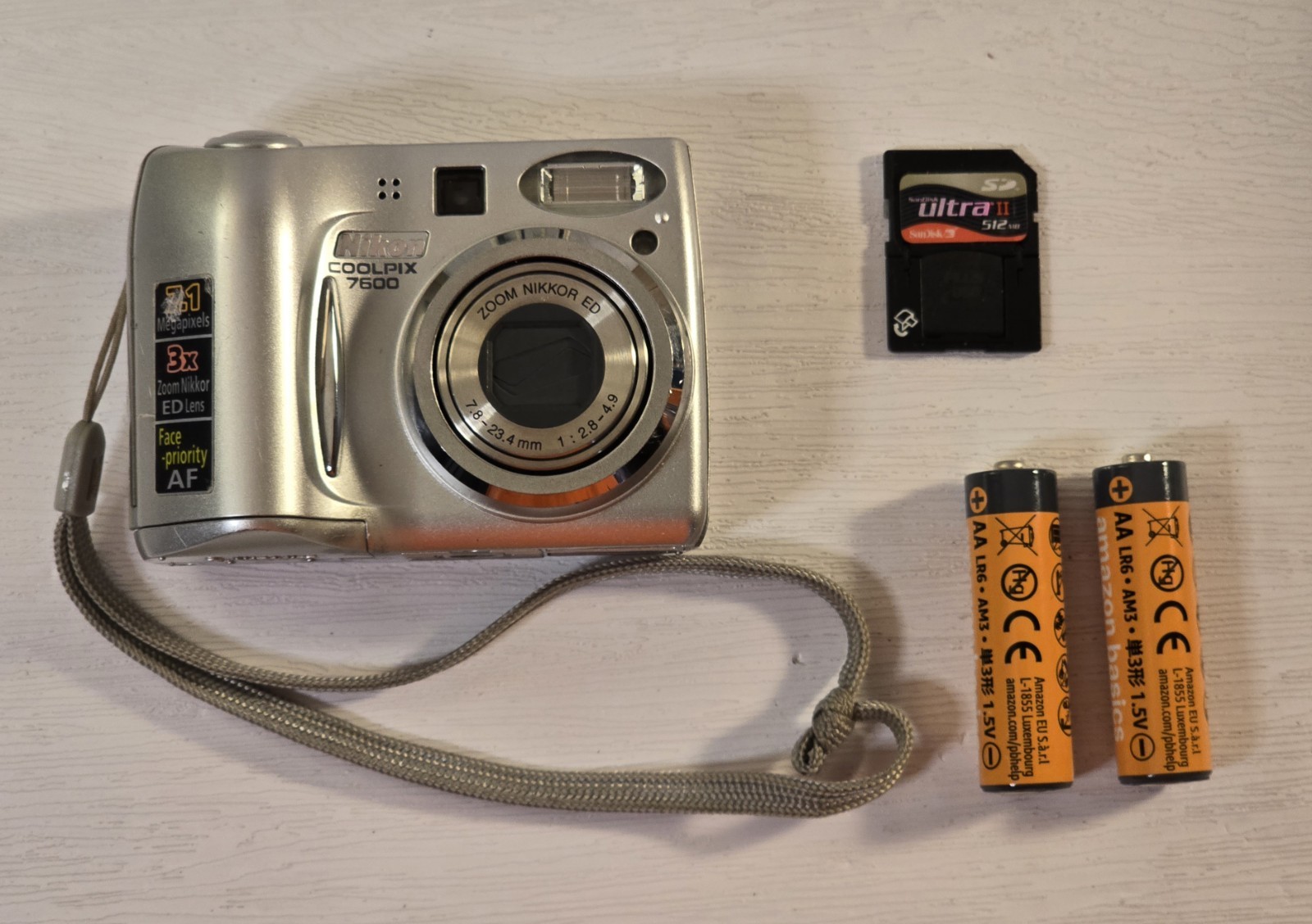 Nikon Coolpix 7600 E7600 Digital Camera 7.1 MP 3x Optical Zoom Batteries Include