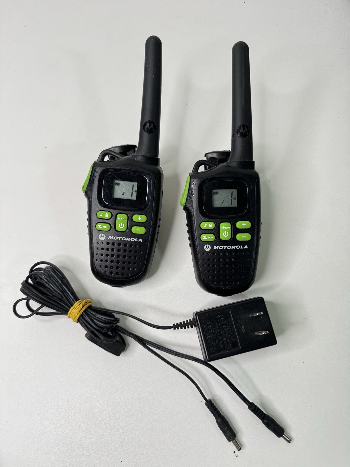 Motorola Talkabout Walkie Talkies 2-Way Radios Set of 2 With Charger Tested