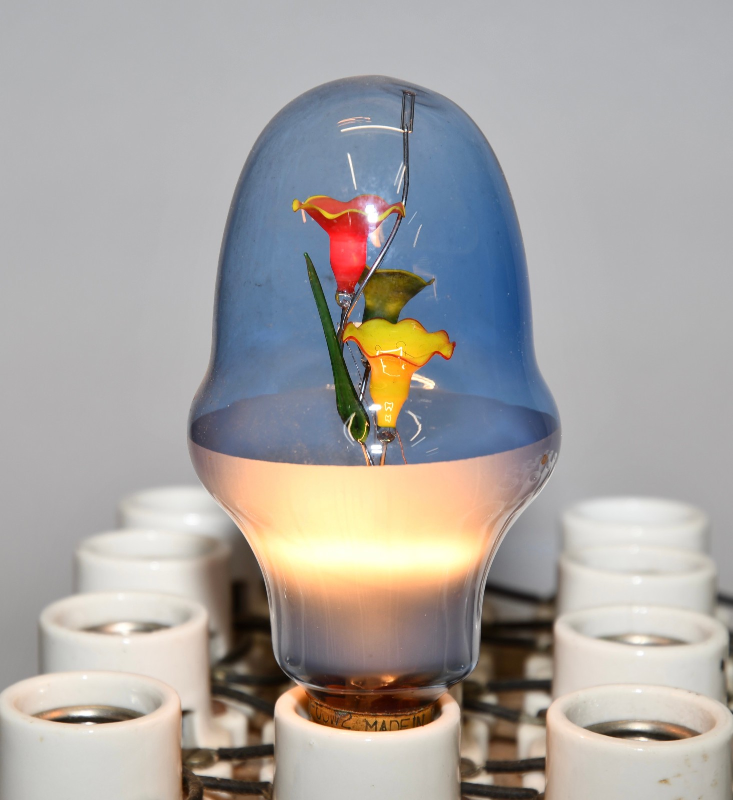 LOT OF 1 VINTAGE AEROLUX NEON GAS FLOWER MEDIUM BASE E26 WORKING LIGHT BULB!