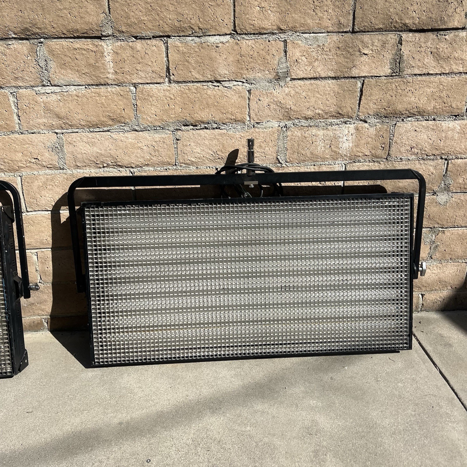 Kino Flo Image 85 DMX Studio Light Mixed Bulbs (6 Daylight/2 Tungsten) Working