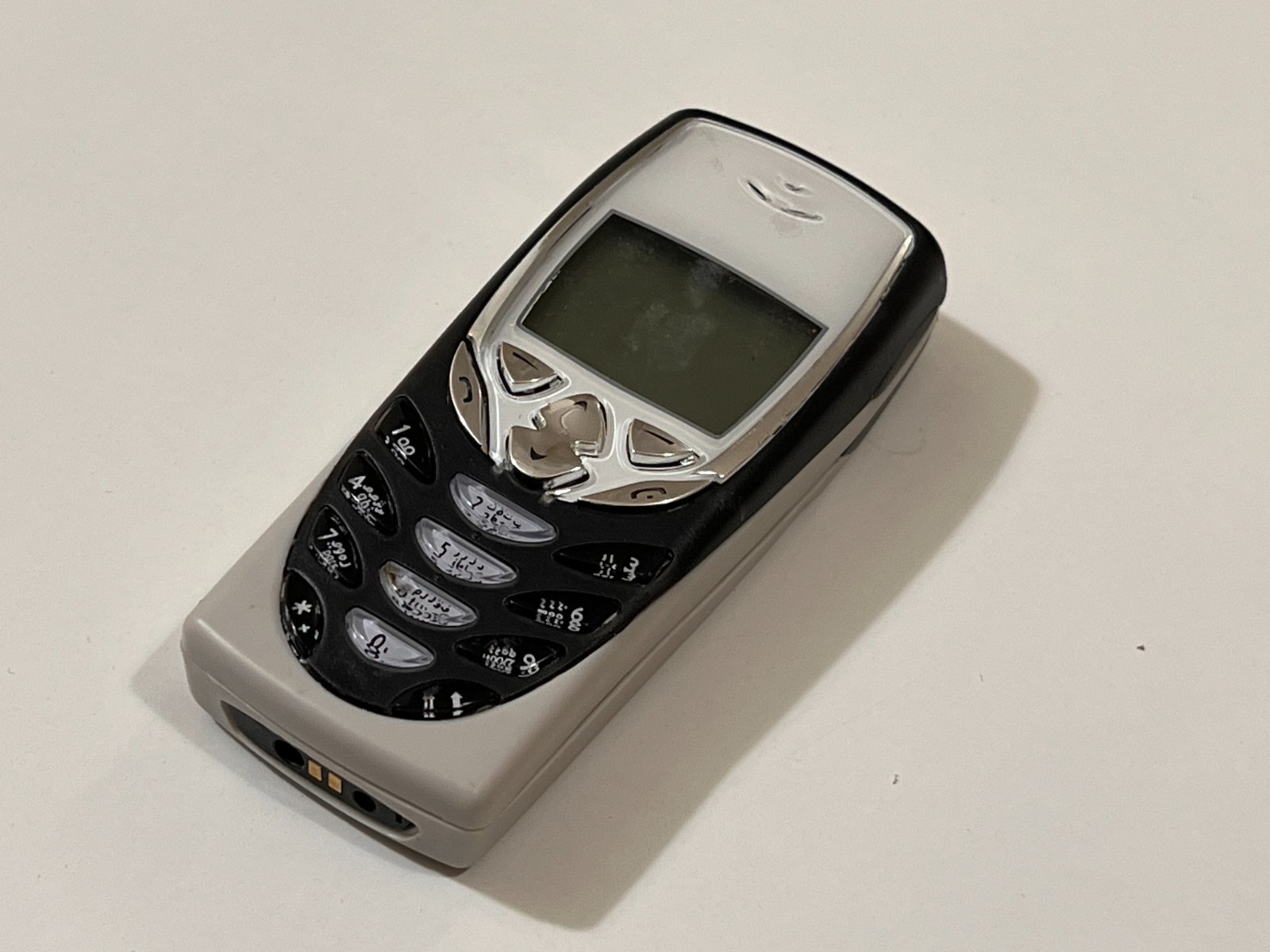 Nokia 8310 White color  Classic GSM Mobile No battery parts only