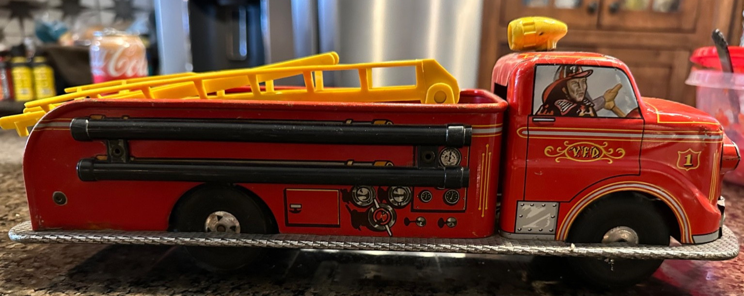 Vintage 1940s Marx Tin Litho VFD Fire Dept Friction Truck w/ Ladder 