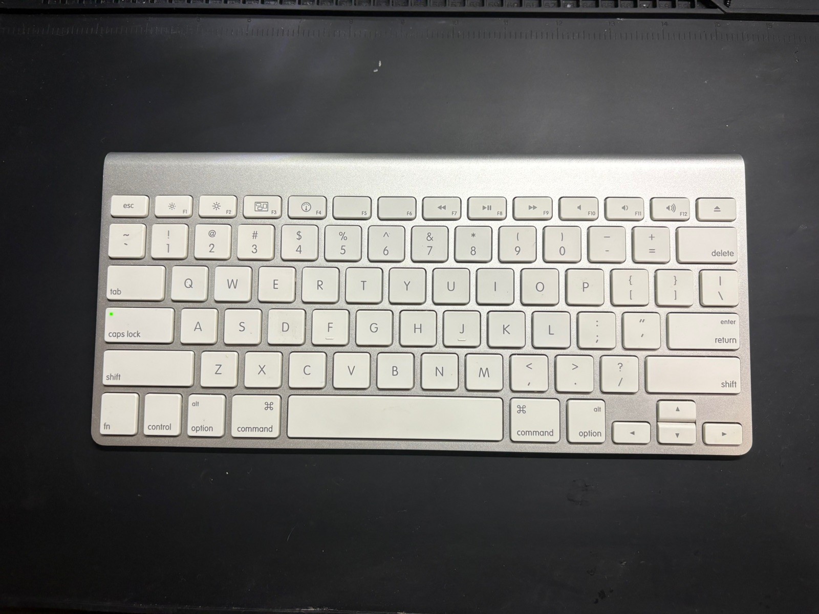 Apple A1314 Bluetooth Wireless Magic Keyboard **Genuine-OEM-Original**Tested**