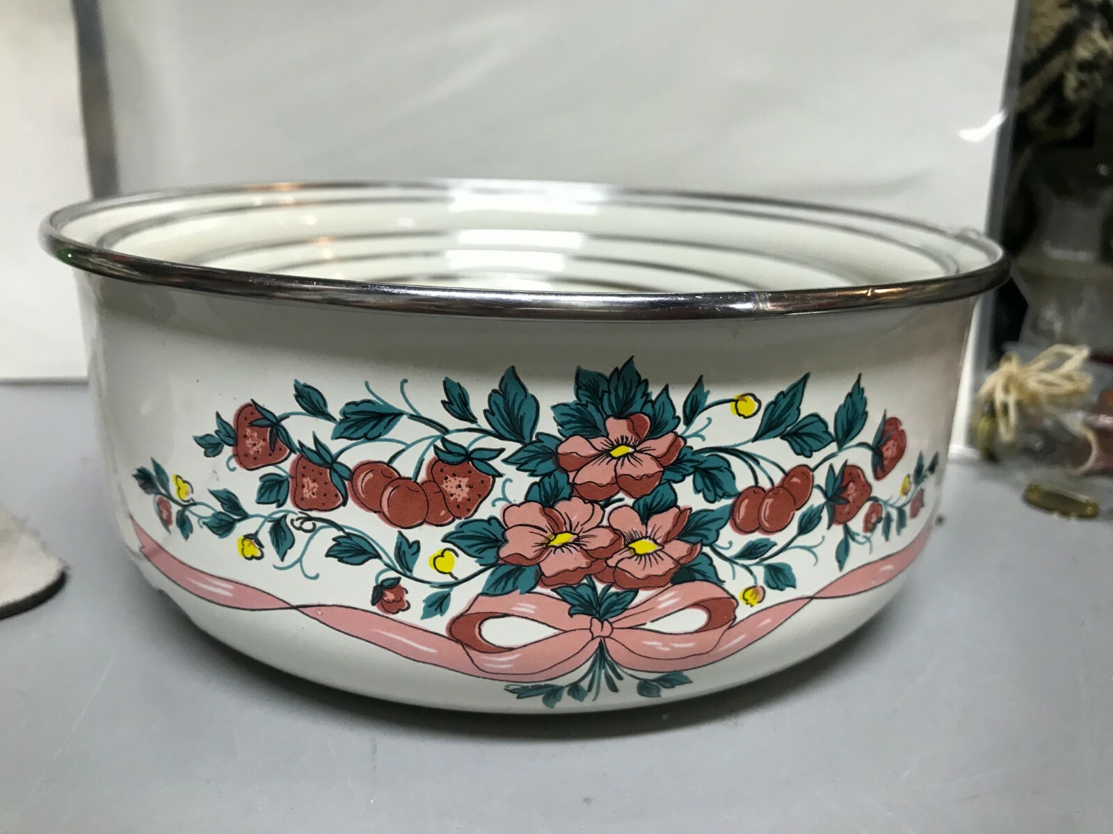 5 Nesting Mixing Bowls Tabletops Unlimited Berryvine B&D Enamel Strawberry