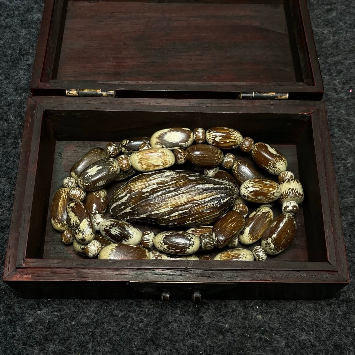 Pear wood inlaid jade box with precious agarwood and Buddha beads necklace