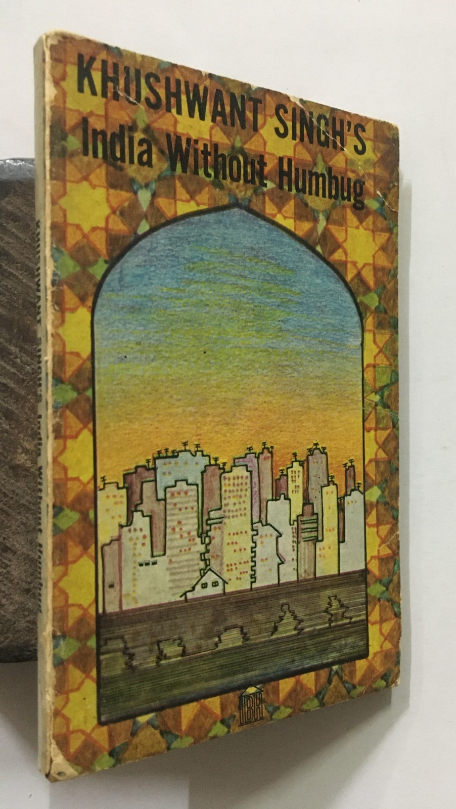 Singh, Rahul (Ed): Khushwant Singh's India Without Humbug. 1977. 150p.