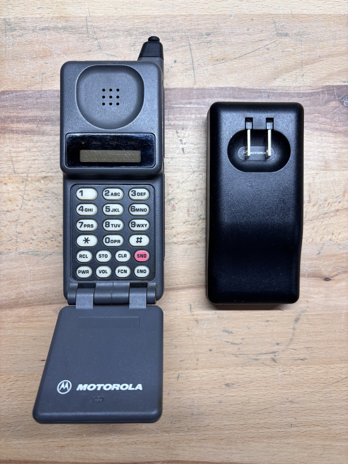 NICE GTE Motorola Vntg Cellular Flip Phone Model # 76438WARSB & Charger Untested