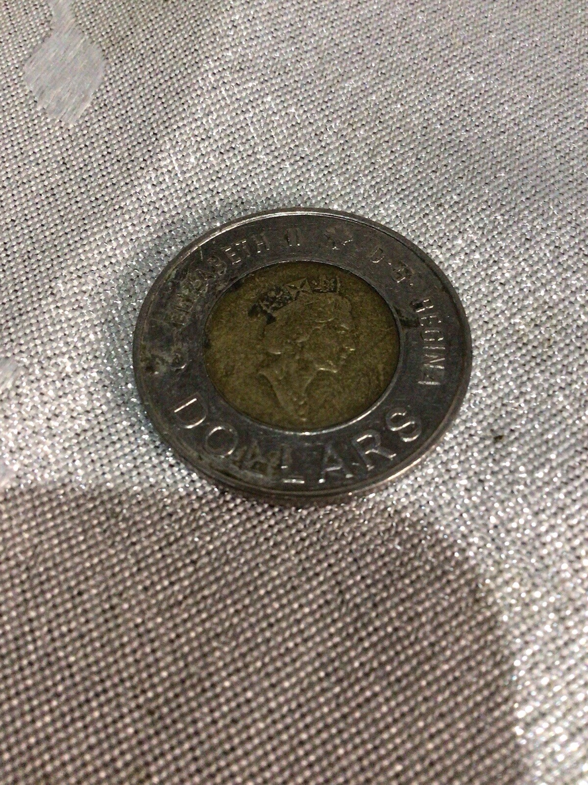 Canada  2000 Toonie Two 2 Dollars  Elizabeth II   Polar Bear with two cubs  28mm