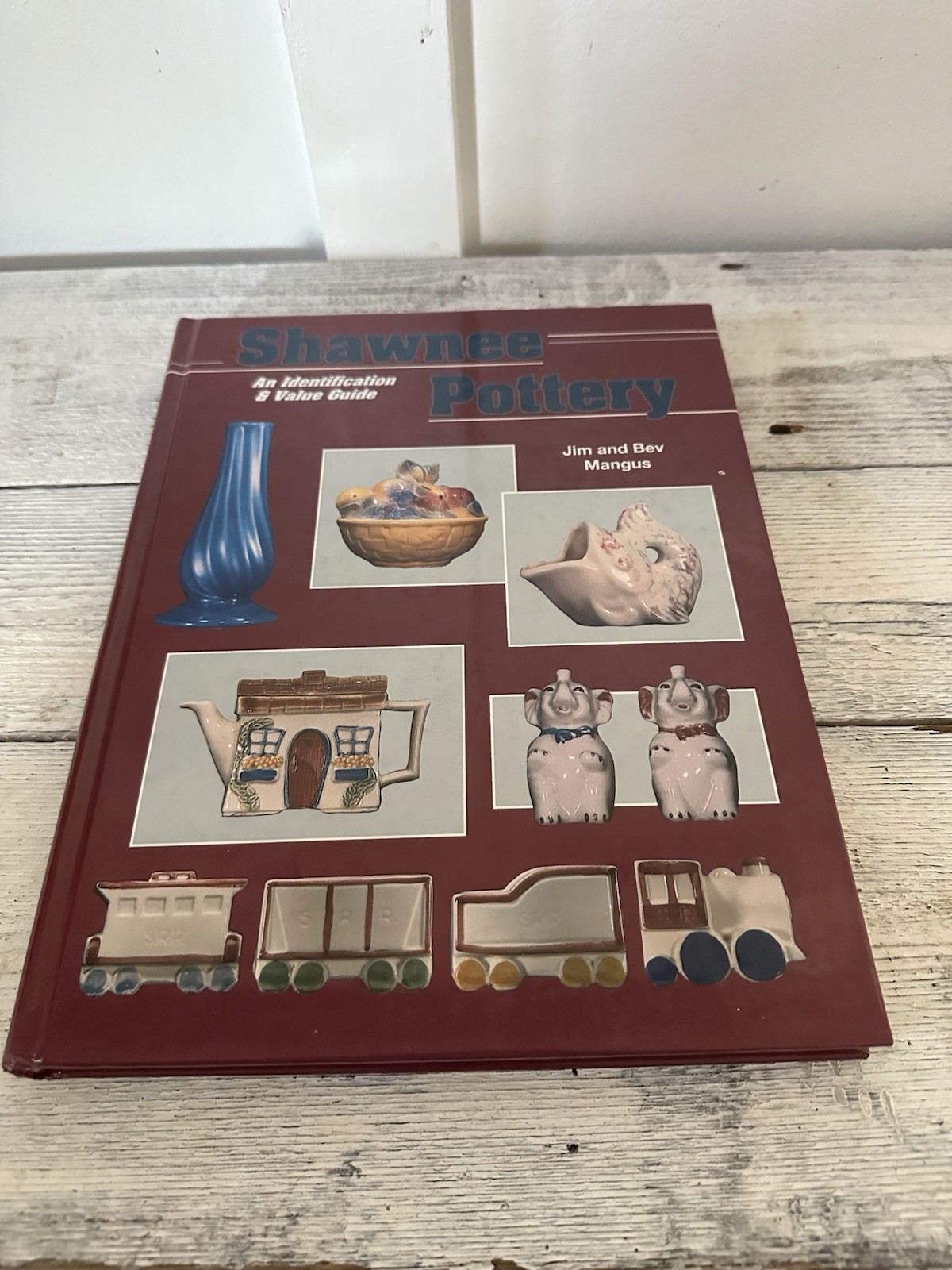 Shawnee Pottery Identification and Value Guide by Jim and Bev Mangus