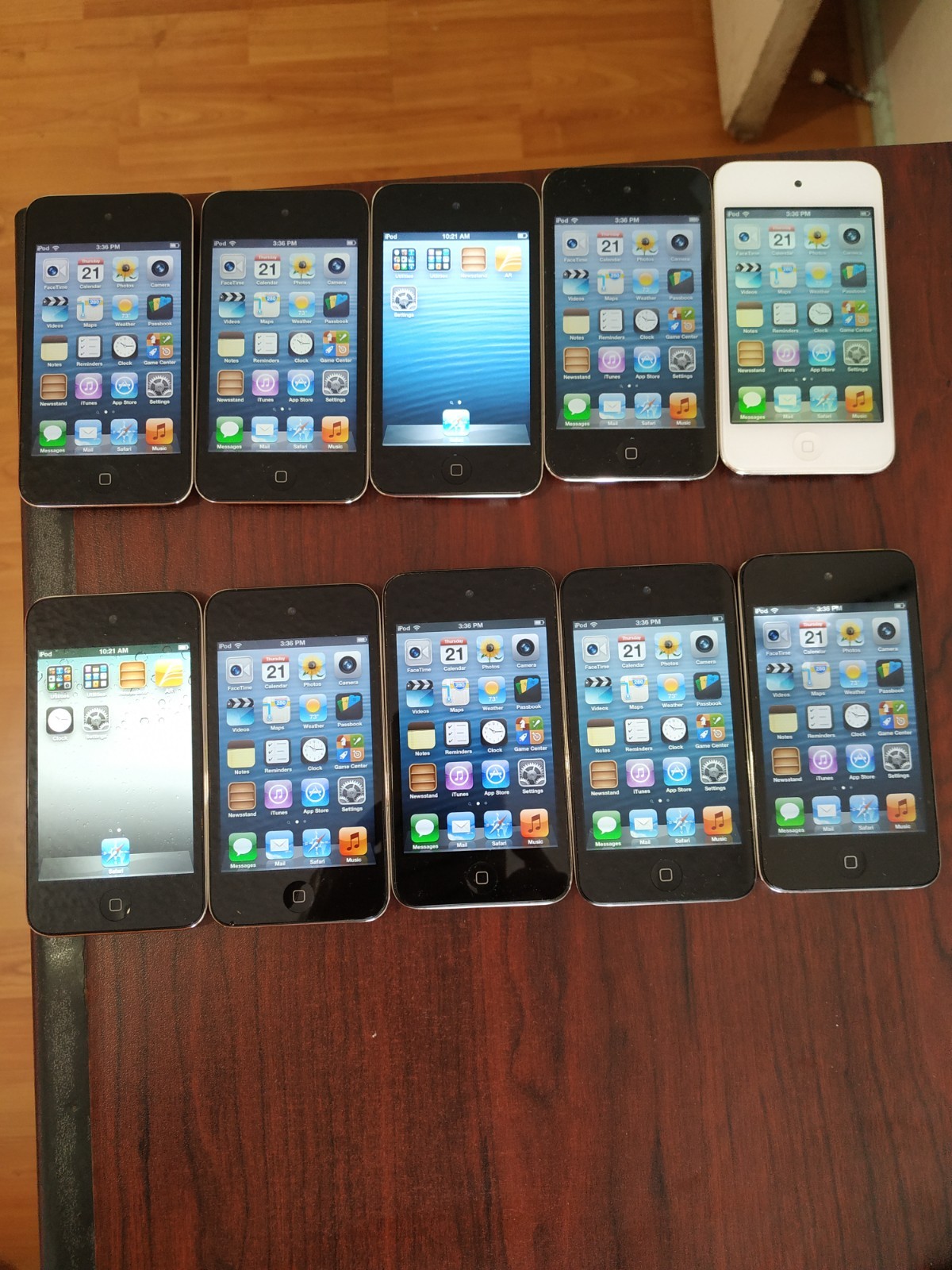 Lot of 10 Apple iPod Touch 4th Generation 32GB  A1367