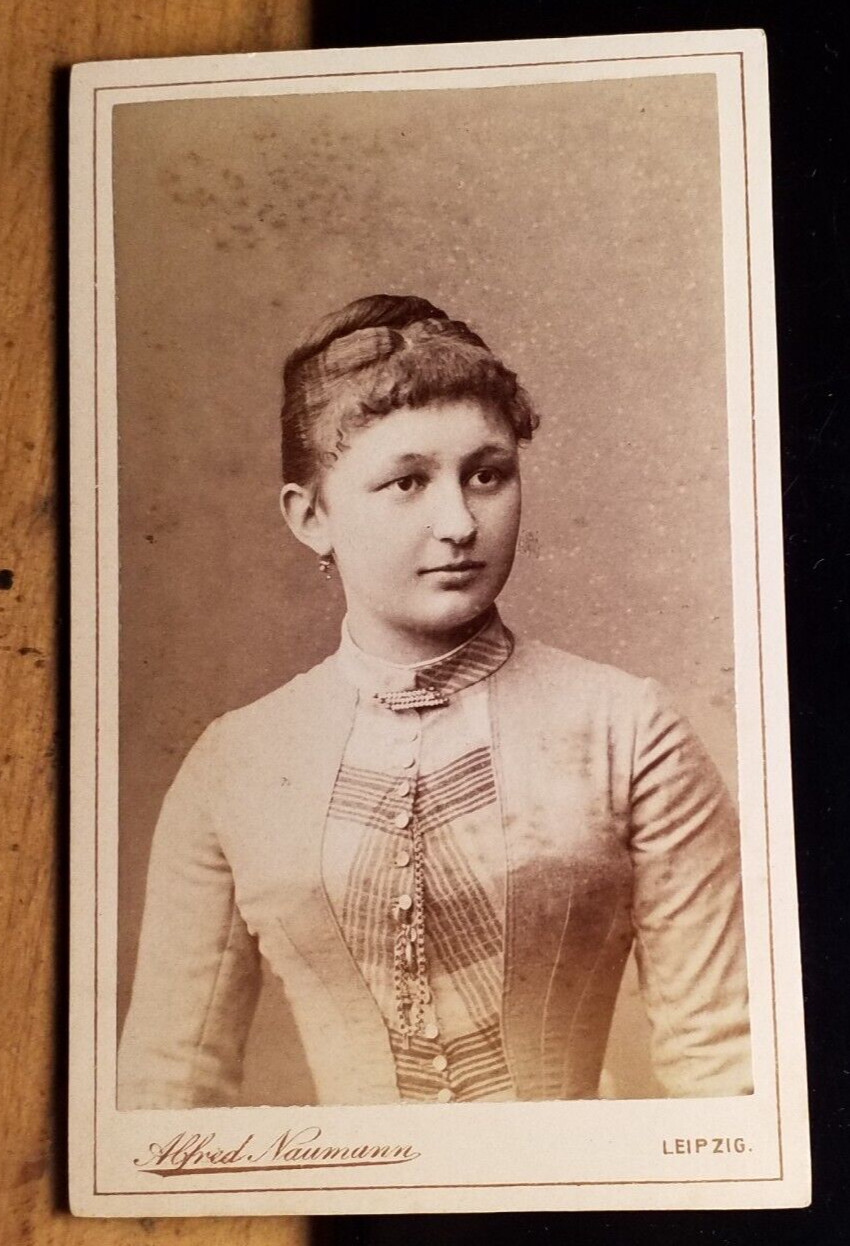 Girl - Young Woman / Circa 1870/80s CDV Alfred Naumann Leipzig