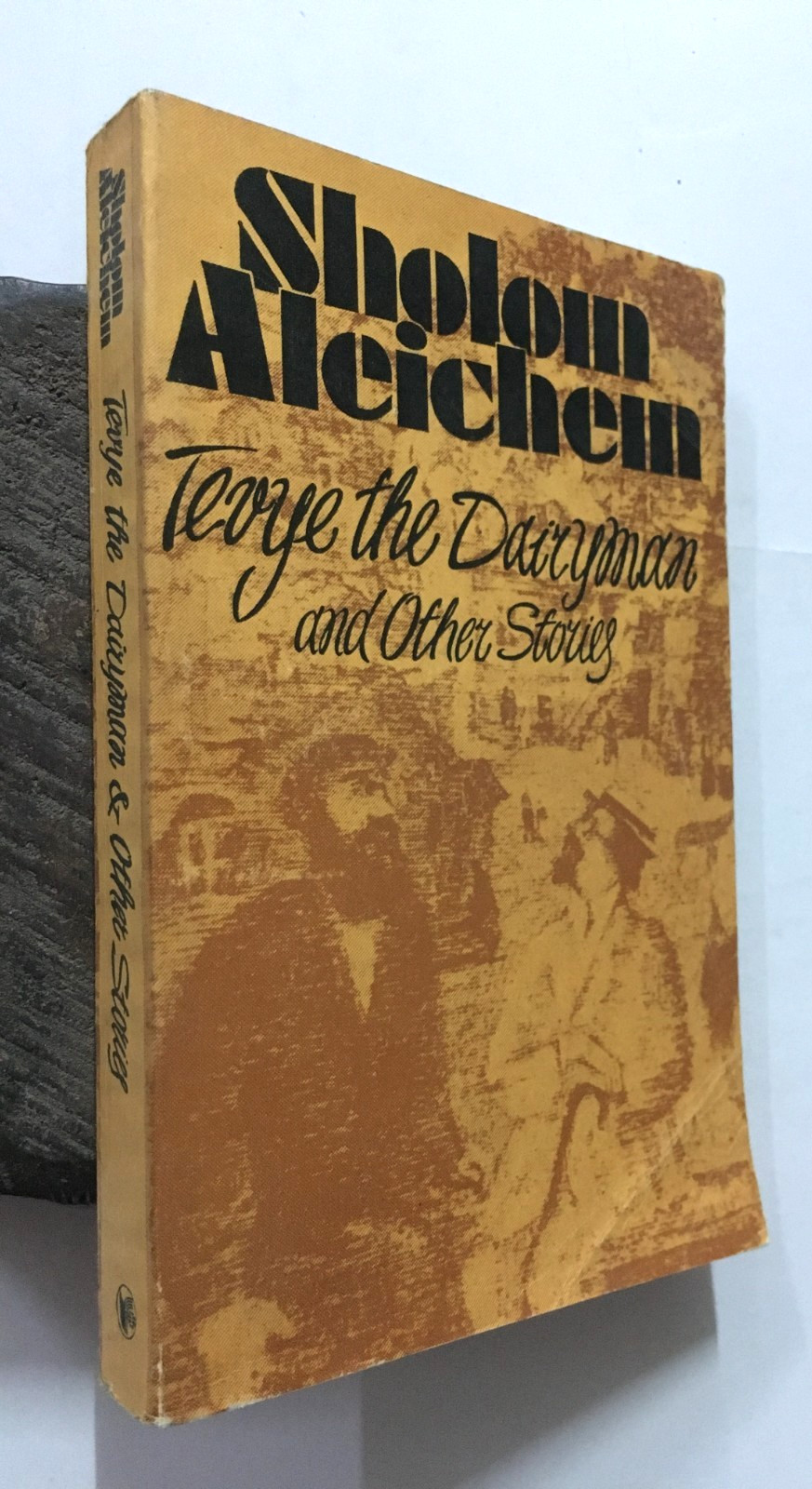 Aleichem, Sholom: Tevye The Dairyman And Other Stories. Raduga Moscow. 1988.