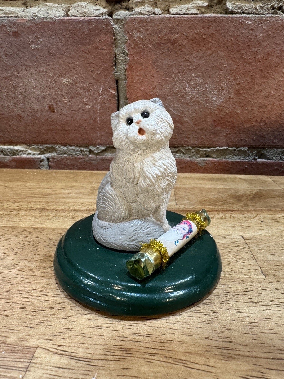 Byer's Choice Christmas Caroler USA 2011 White Cat With Gift READ