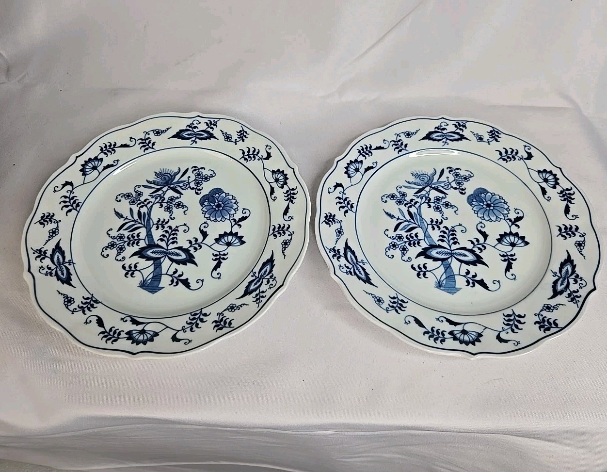 Nice! Set of 2 Blue Danube Blue Onion 8 1/2" Salad / Lunch Plates 