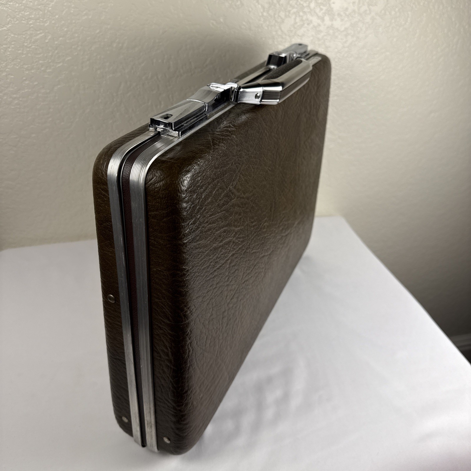 American Tourister Hard Shell Briefcase Case Brown USA Unlocked No Key