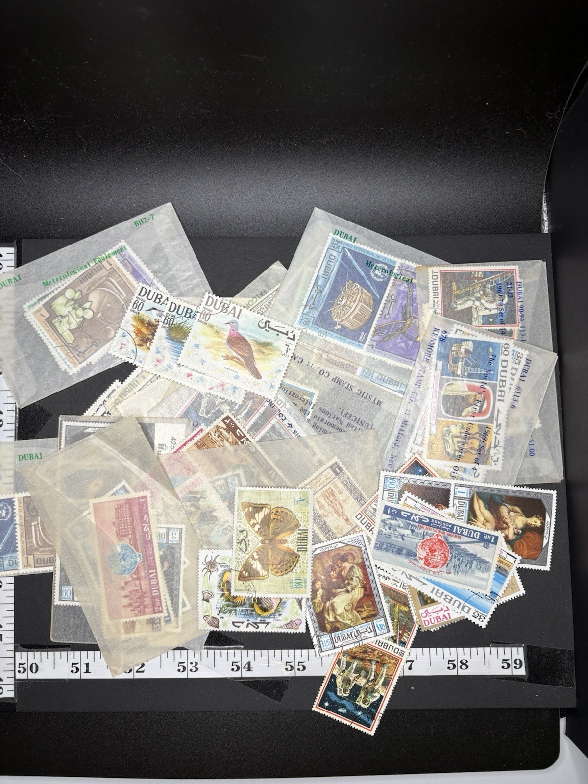 Dubai- Mixed Stamp Lot - Lots To Check Out Here !  Great Price ! 1x20g Pack.