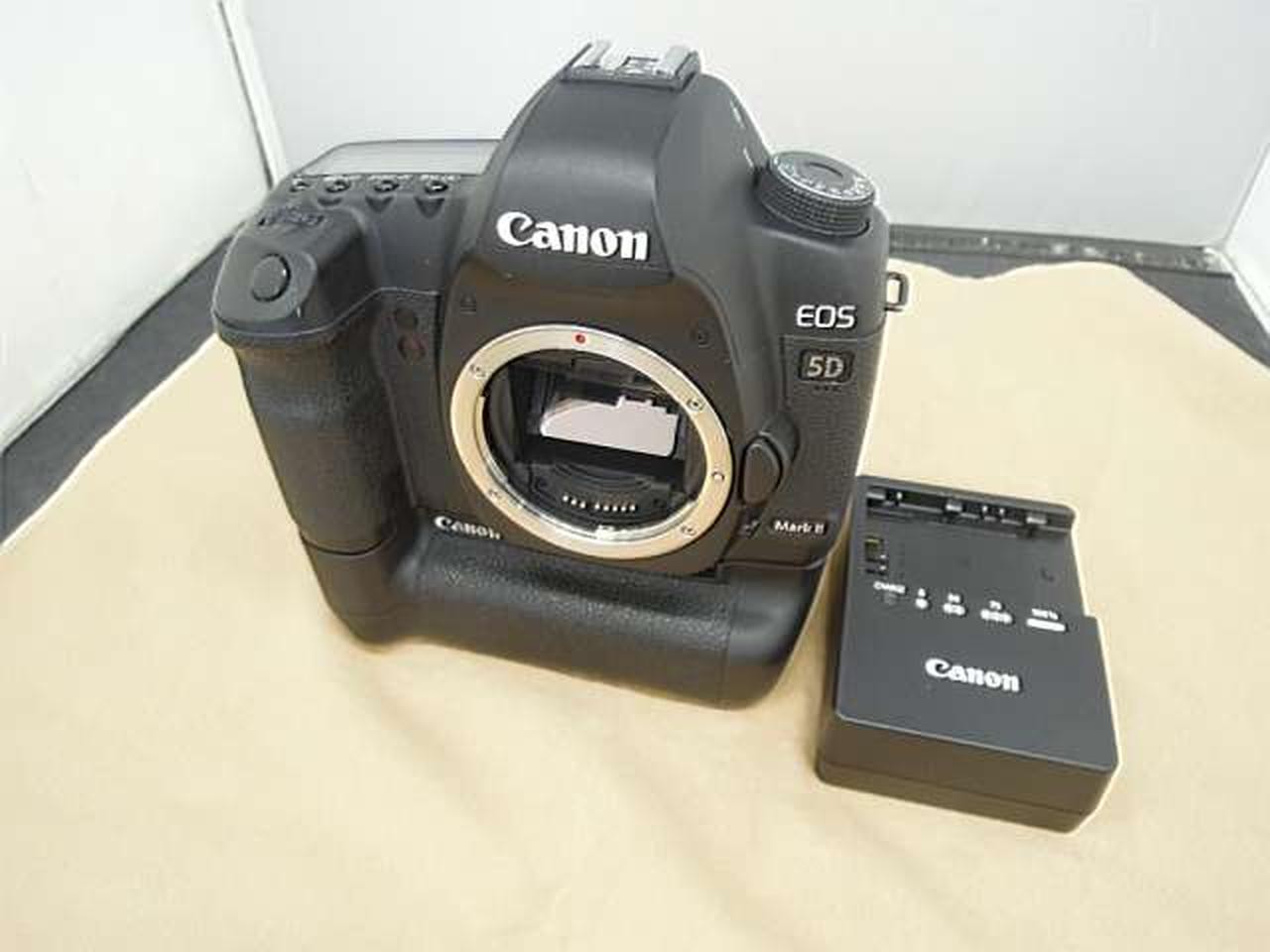 Canon EOS 5D Mark II DSLR 21.1MP Full-Frame CMOS Battery Grip & Accessories From