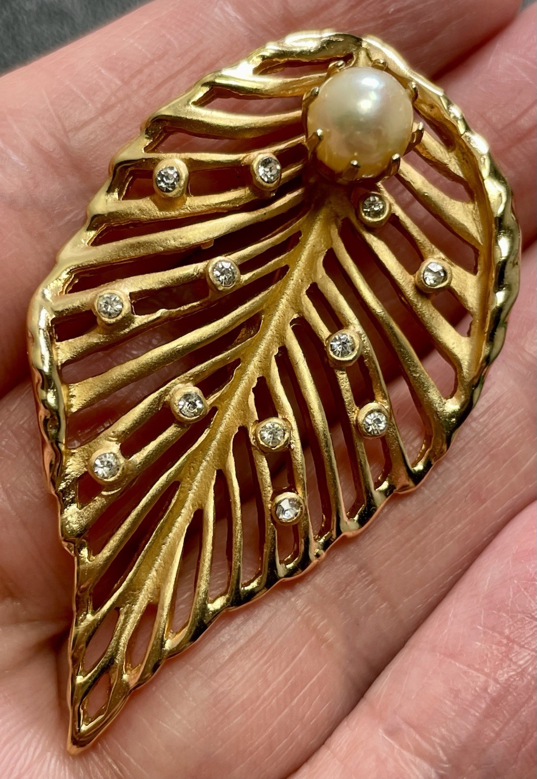 Vintage Signed KRAMER 2” Crystal Rhinestone Faux Pearl Leaf Flower Brooch Pin