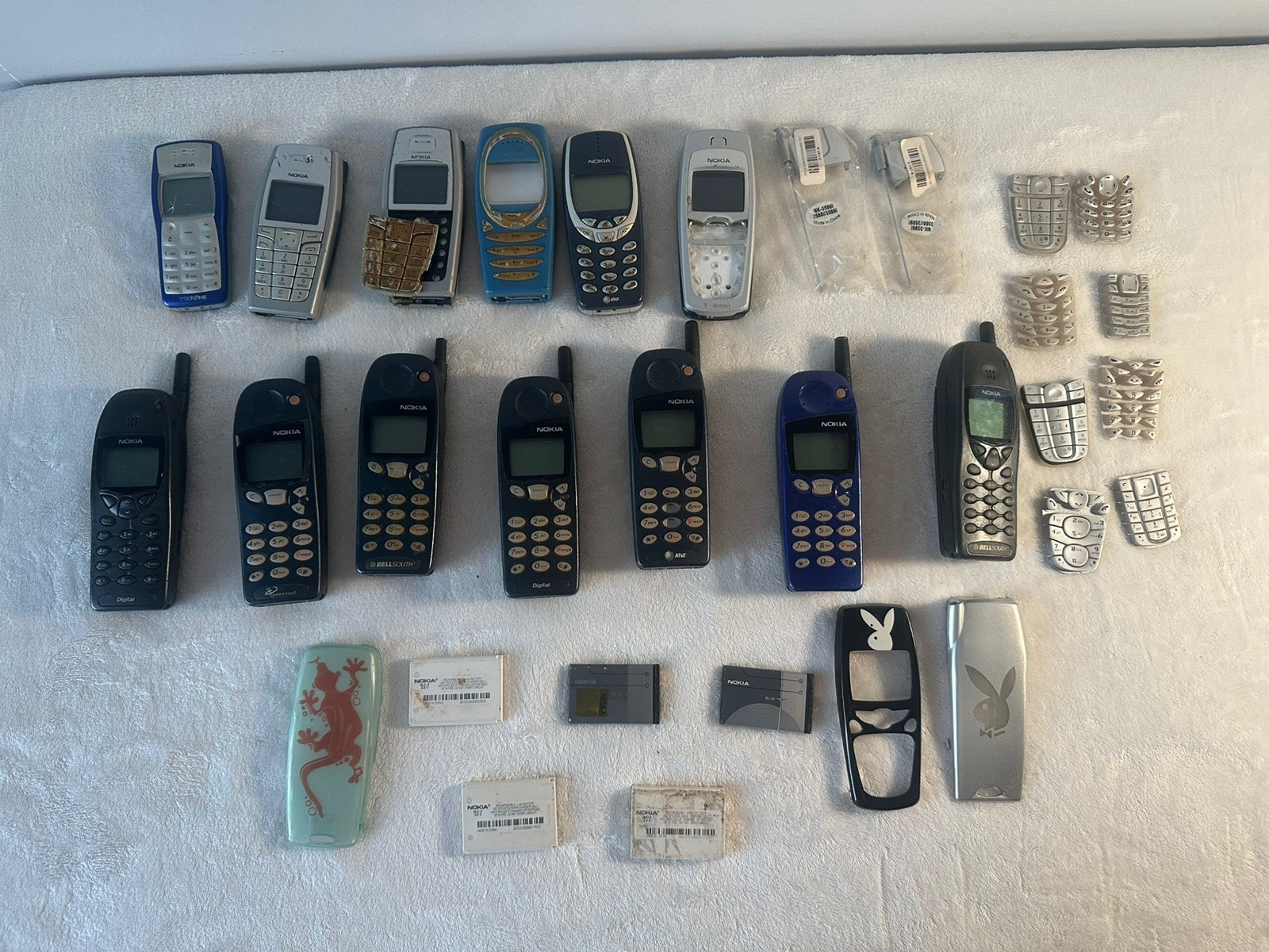 Large Lot of Nokia Cell Phones. Phones Parts & Cases