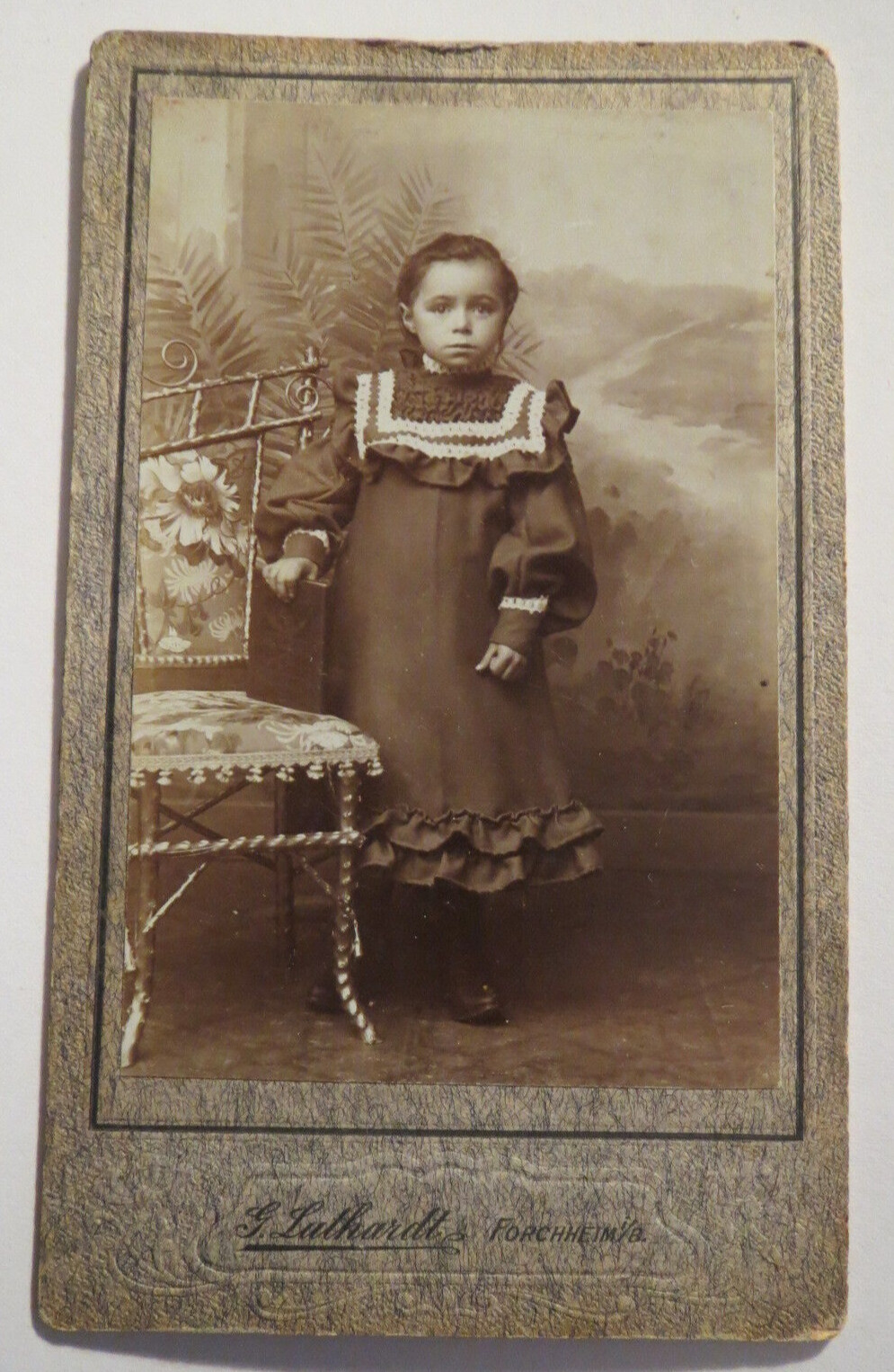 standing girl chair backdrop/CDV Luthardt Forchheim i. B.