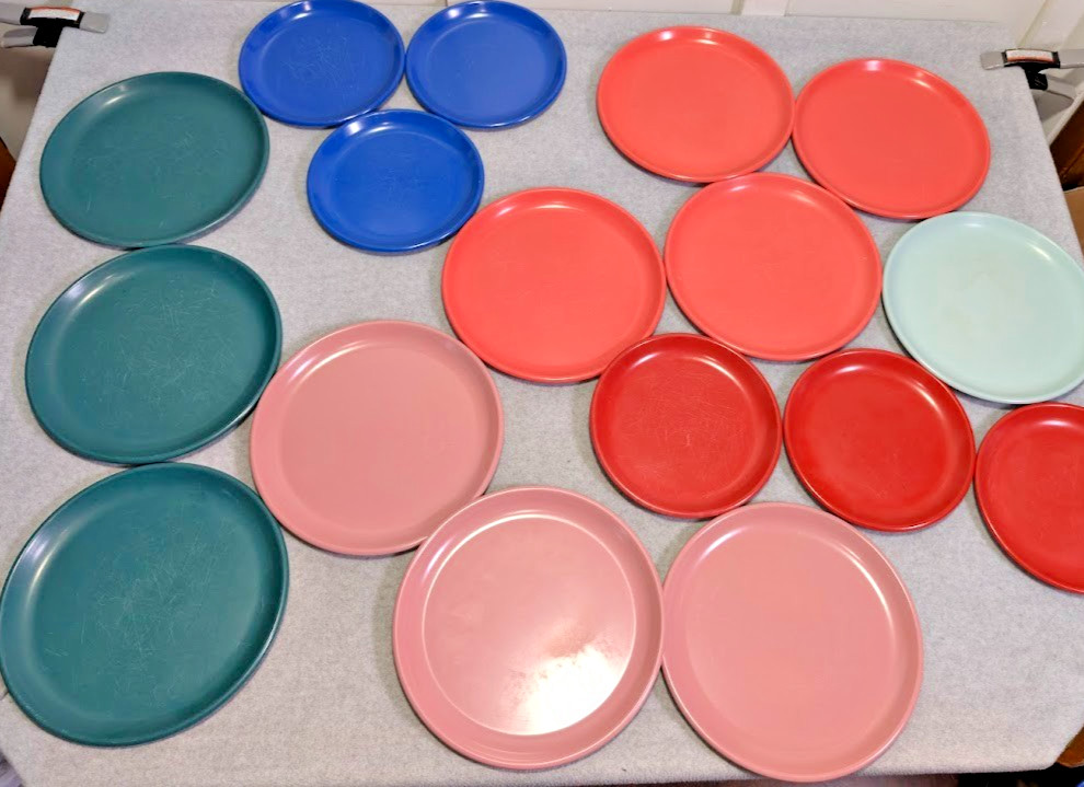 Rubbermaid 17 Piece Melamine Plates Dinnerware Set Green Pink Blue Retro