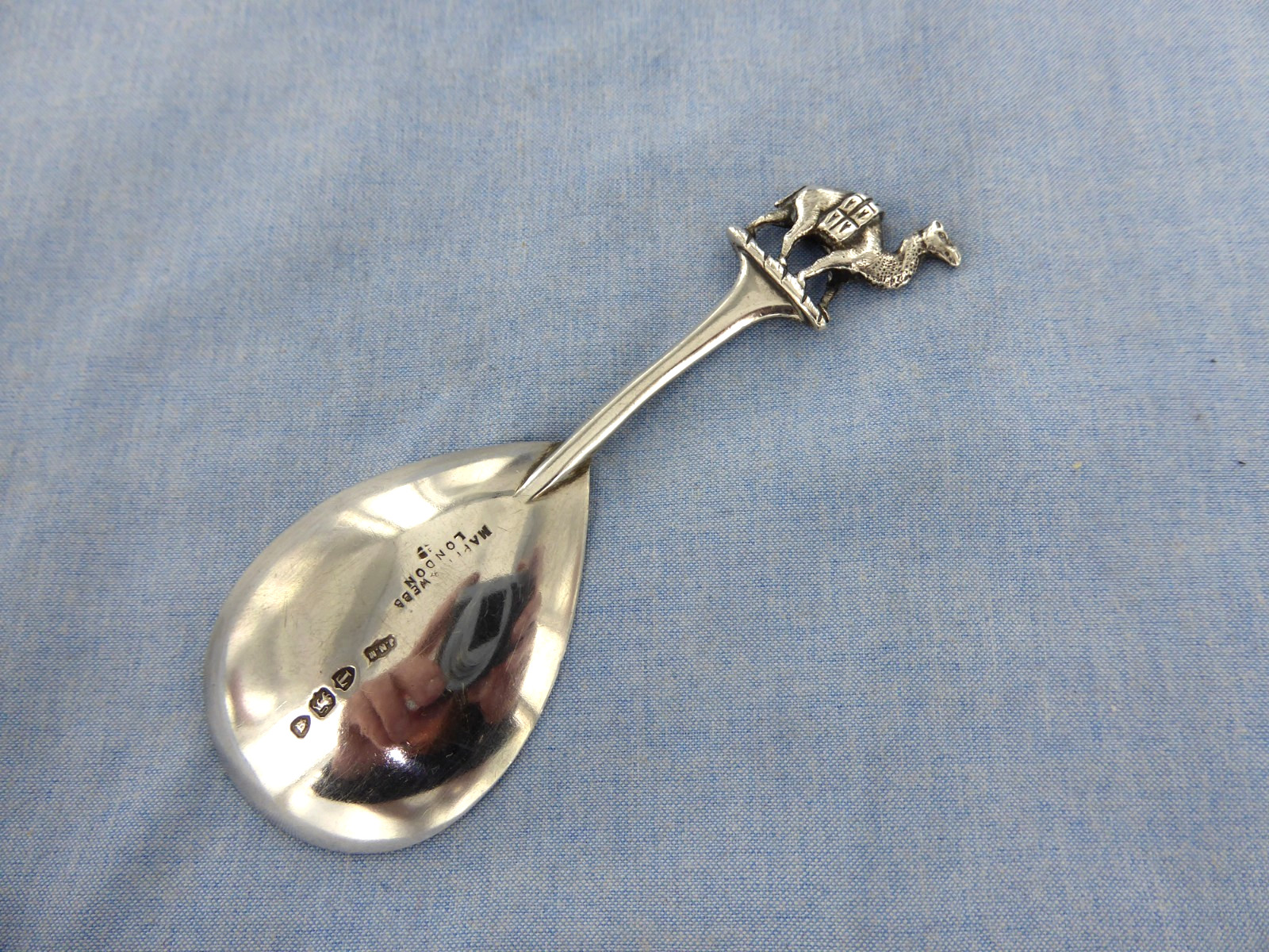 AN ANTIQUE STERLING SILVER  CAMEL TOP TEA CADDY SPOON  LONDON 1894..