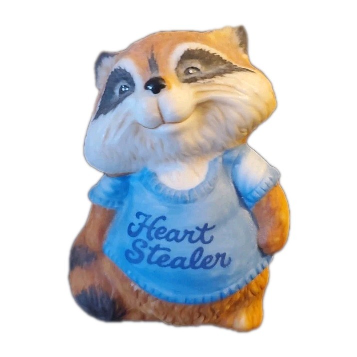 🎣🛠💰 Hallmark Shirt Tales Figurine Heart Stealer Raccoon 2 1/2" Tall. "P"
