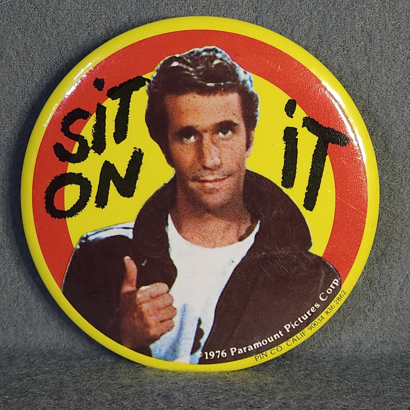 Vintage 1976 Happy Days Fonz Fonzie "Sit On It" TV Show Pin Button Memorabilia