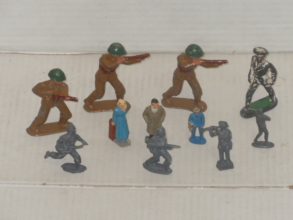 VINTAGE BARCLAY POLICEMAN METAL ARMY SOLDIERS ENGLAND MAN WOMAN LEAD SOLDIERS