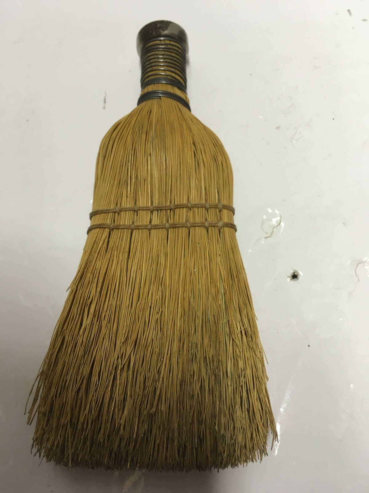 VINTAGE HAND HELD STRAW WHISK BROOM WIRE WRAPED HANDLE 7 1/2'' OVERALL