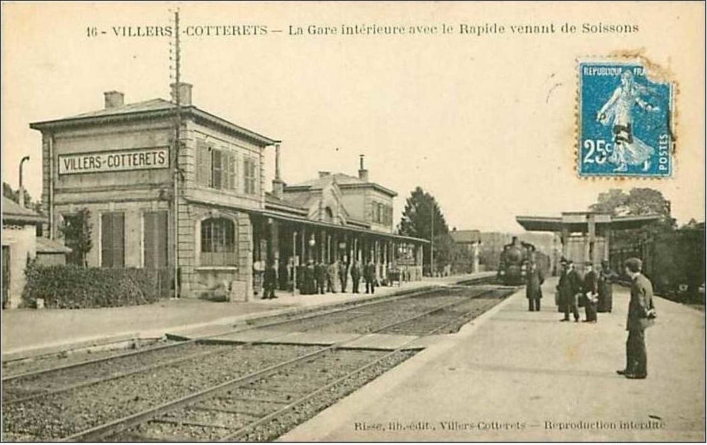 Train.villers Cotterets.la Station Interior With The Rapide Coming From Soissons
