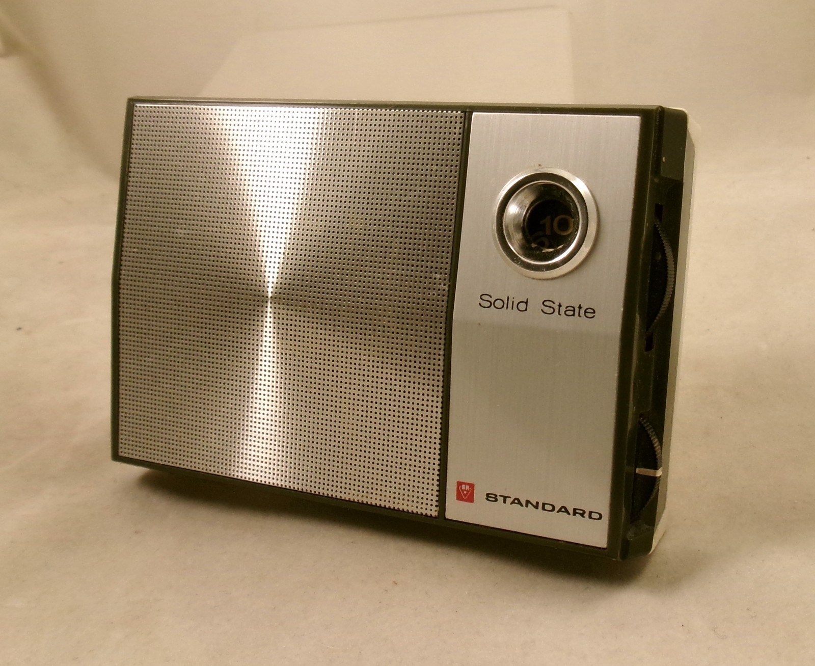 Vintage 1960s-70s Standard Radio Transistor AM Radio Inc Case Earphones SR -F408