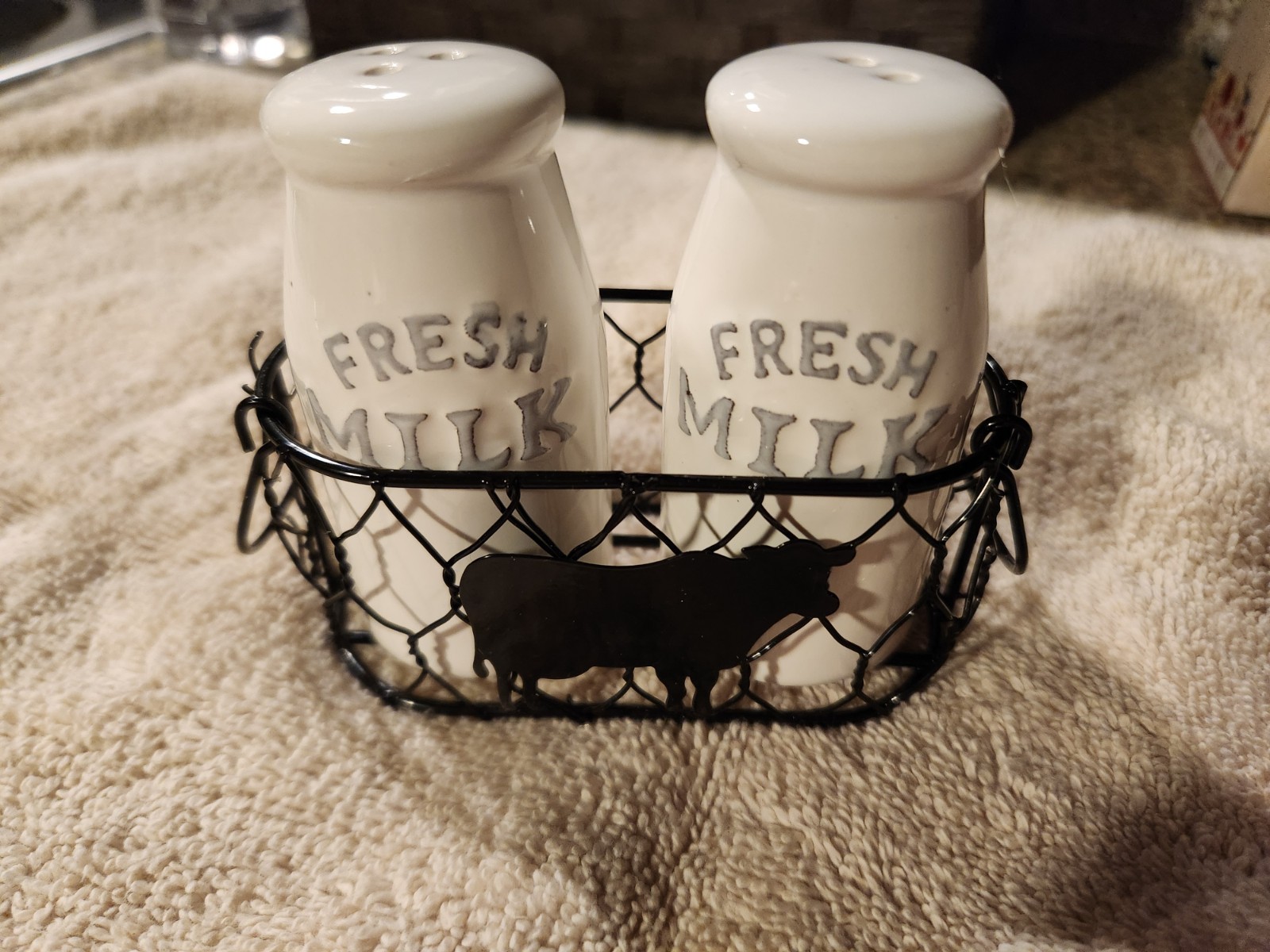 New Cracker Barrel Milk Bottles Salt Pepper Set Shakers Cow Wire Basket Small