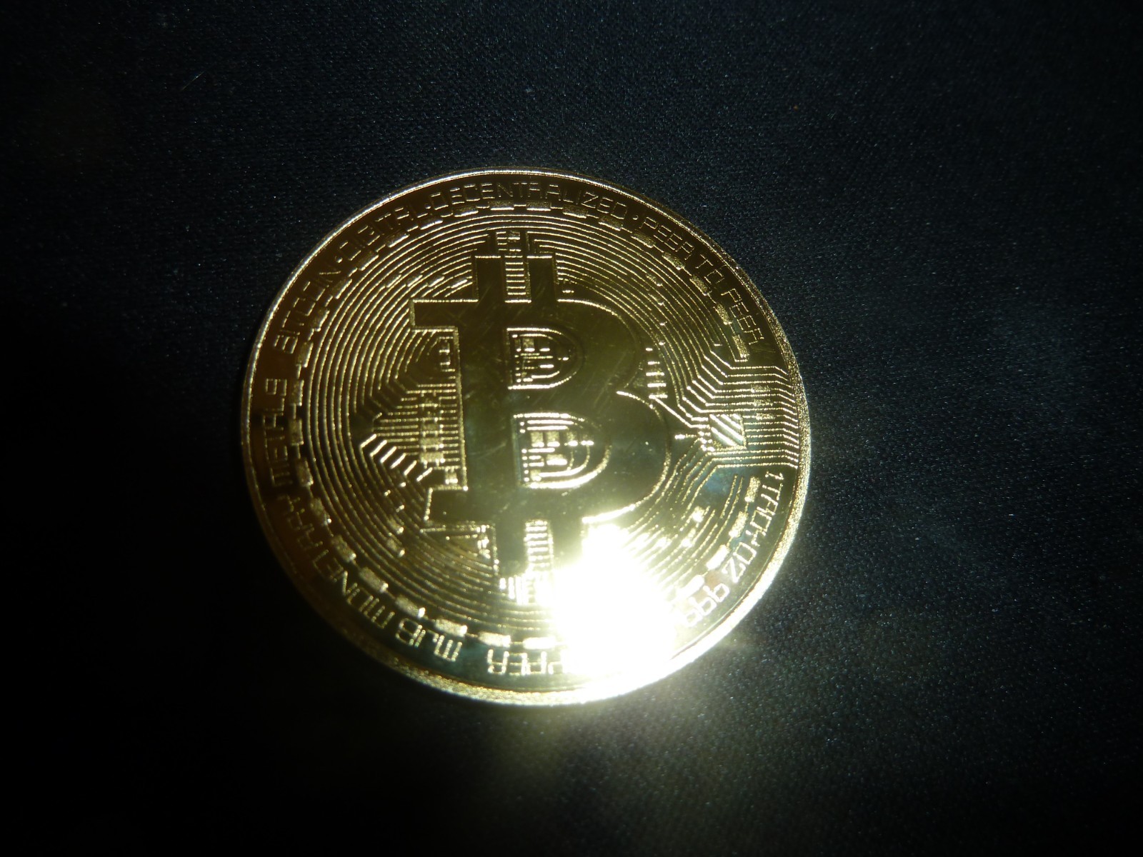 Bitcoin Commemorative Coin Gold Plated Round  NEW