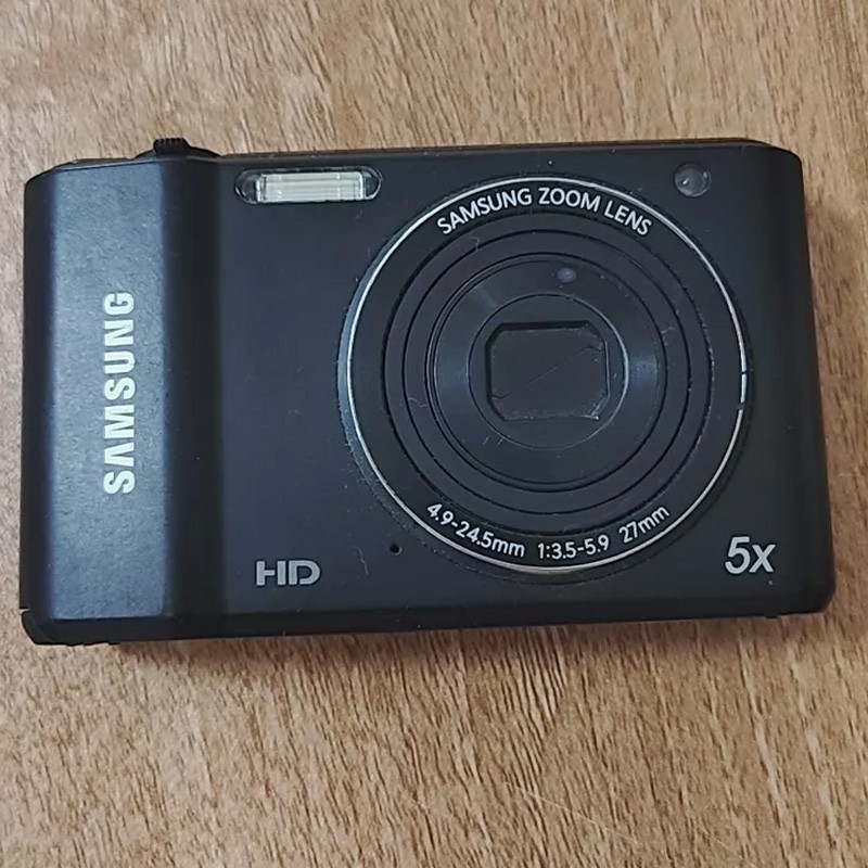 Samsung ES90 Black Digital Camera 14.2 MP 5x Optical Zoom with Accessories