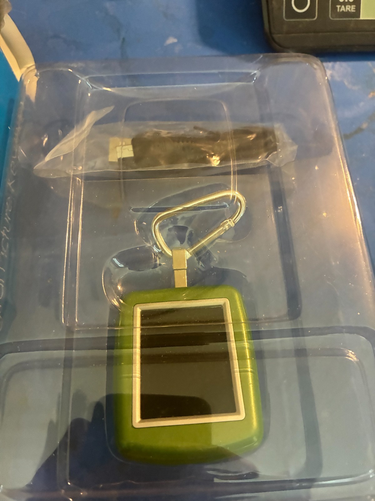 DIGITAL PICTURE KEYCHAIN WITH FACTORY BOX-DIRECTIONS